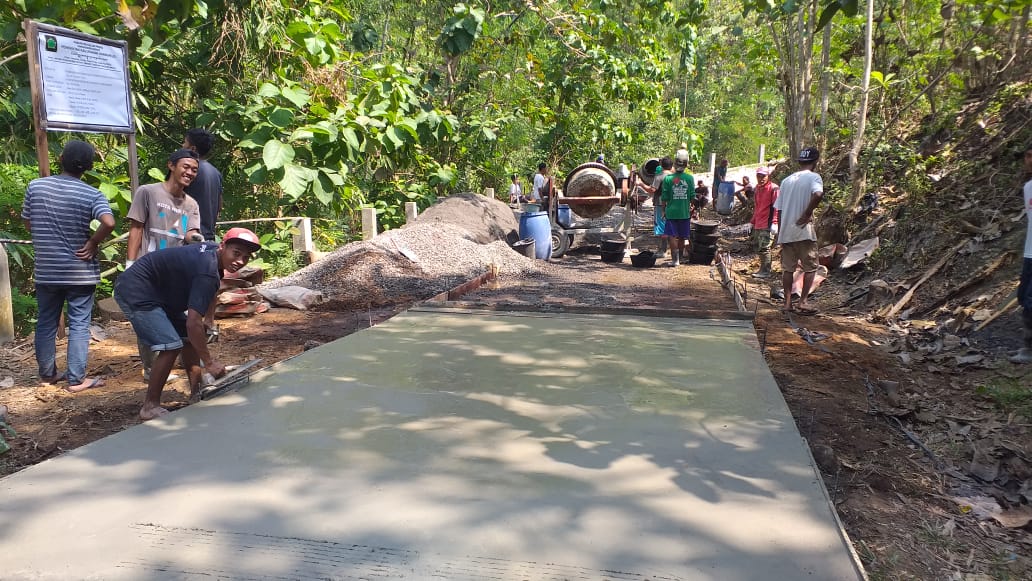 Rehabilitasi  dan Pengerasan Jalan Usaha Tani Padukuhan Pandu guna Dukung Perekonomian Warga